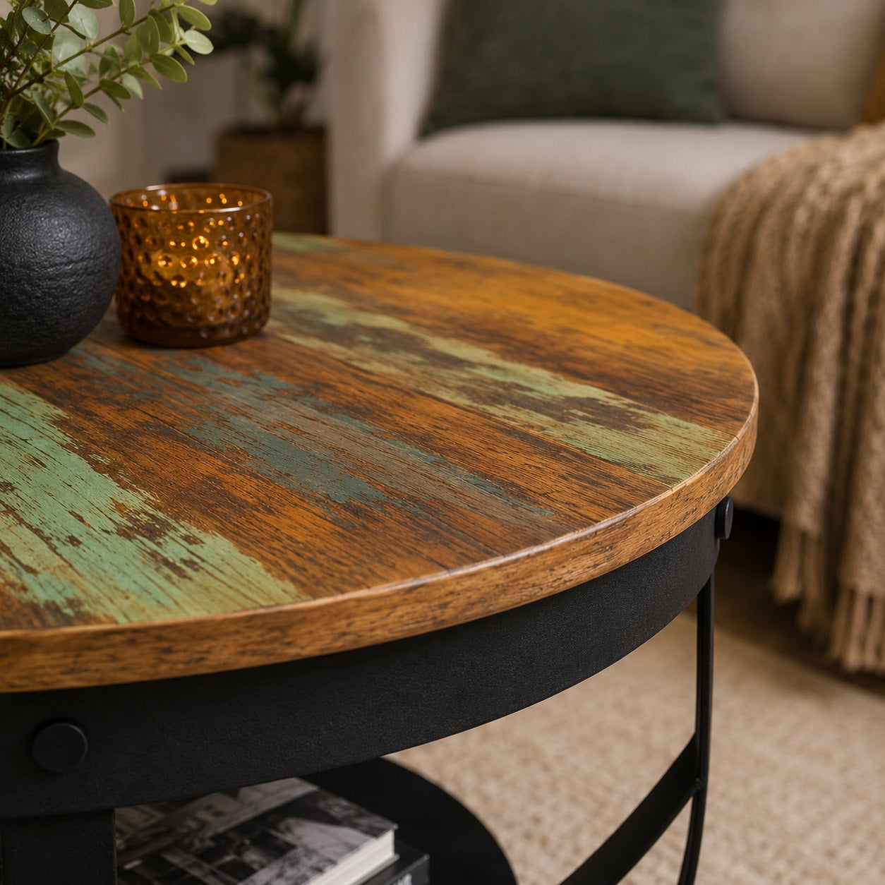 Gros plan haute définition sur table basse ronde bois patiné coloré, texture détaillée et arrière-plan flou cosy.