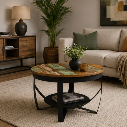 Table basse ronde bois recyclé et métal noir dans salon chaleureux, ambiance bohème chic et décoration naturelle.