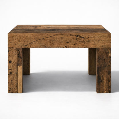 Table basse en bois ancien vue de face, lignes épaisses et design architectural pour table basse de salon.
