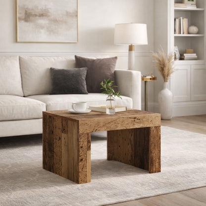 Table basse en bois ancien intégrée dans un salon élégant, style naturel et design affirmé.