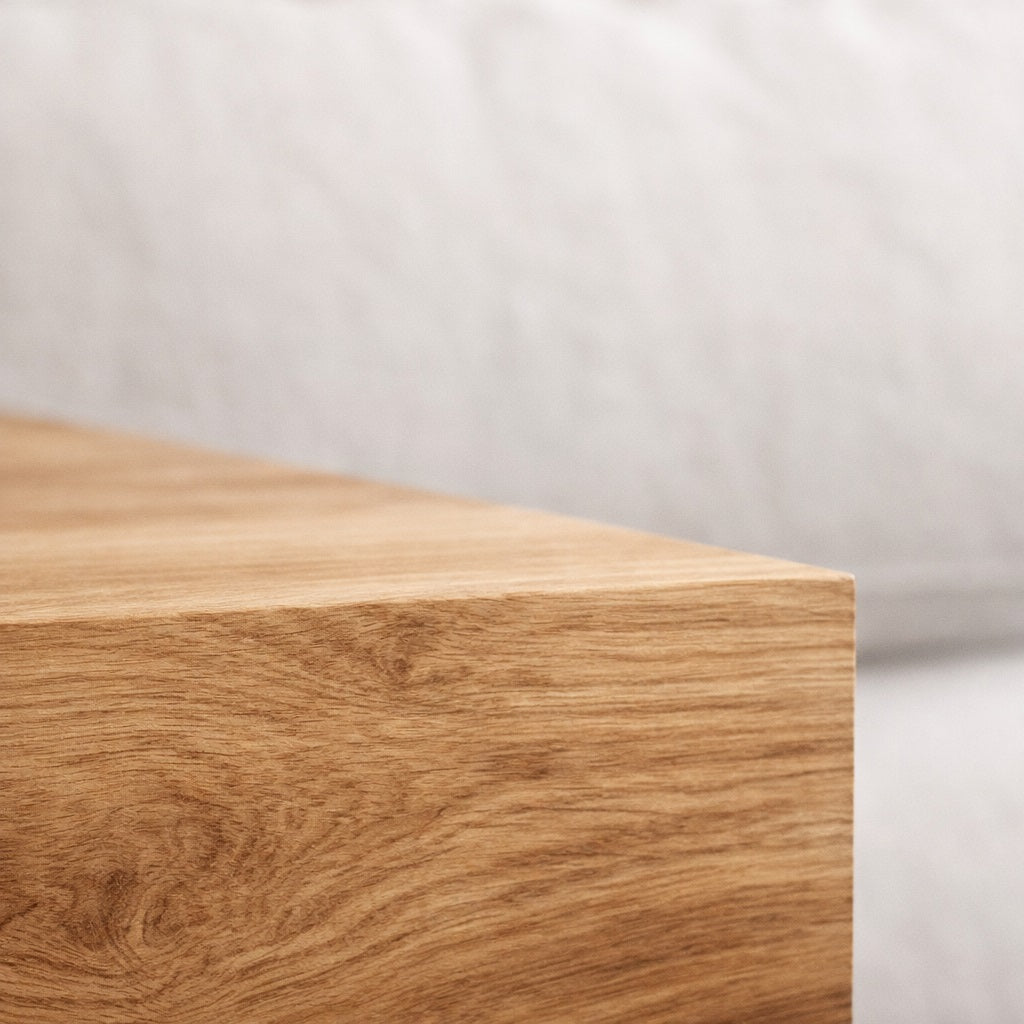 Détail du plateau d’une table basse en bois, finition naturelle et texture du chêne pour salon.