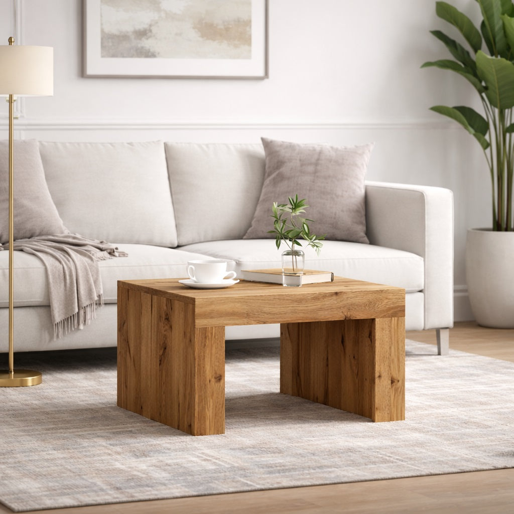 Table basse en bois clair installée dans un salon moderne, ambiance chaleureuse et design épuré.