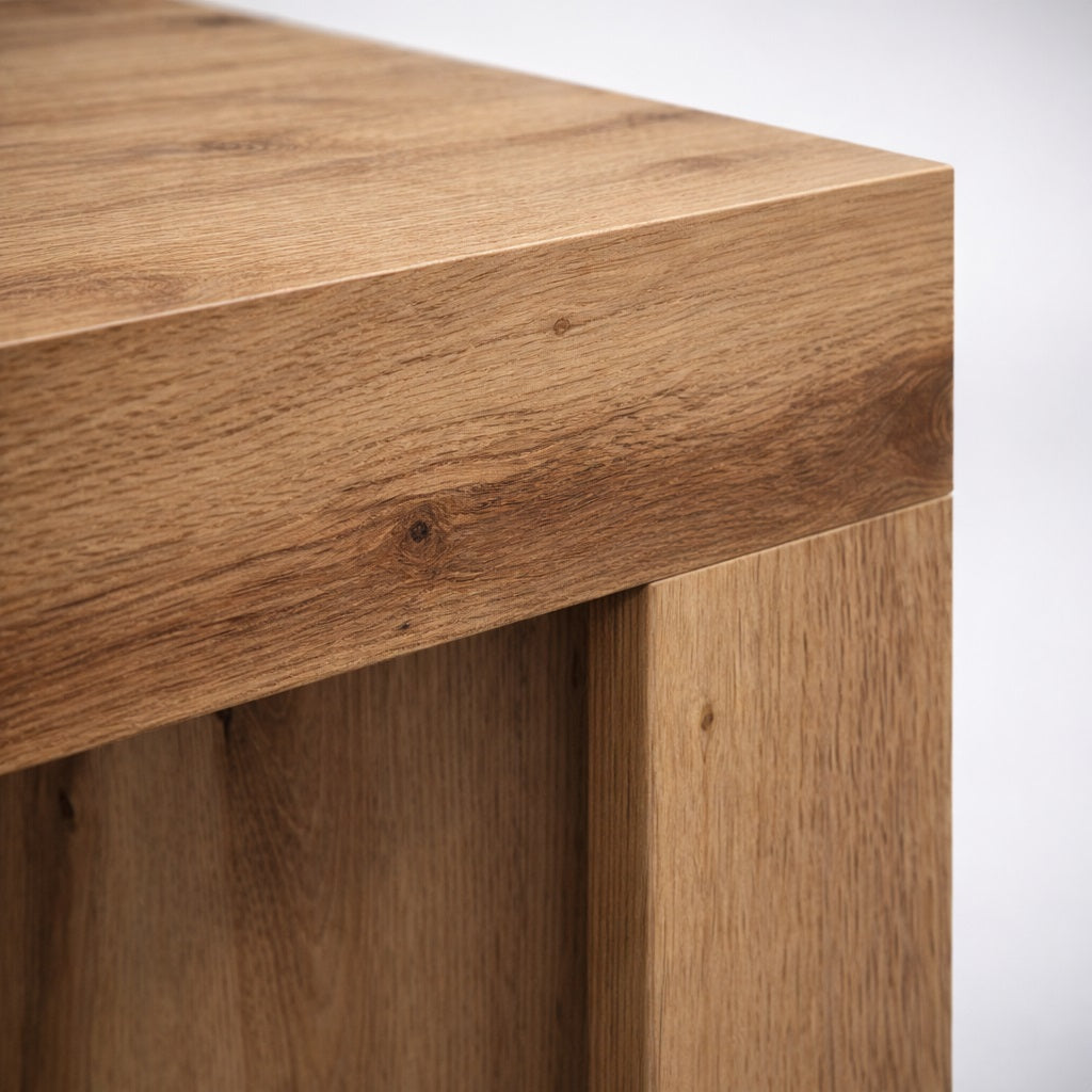 Gros plan sur l’angle d’une table basse en bois, finition soignée et style naturel pour table basse de salon.