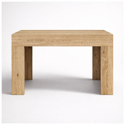 Table basse en bois vue de face, structure monolithique et lignes nettes pour une table basse de salon élégante.