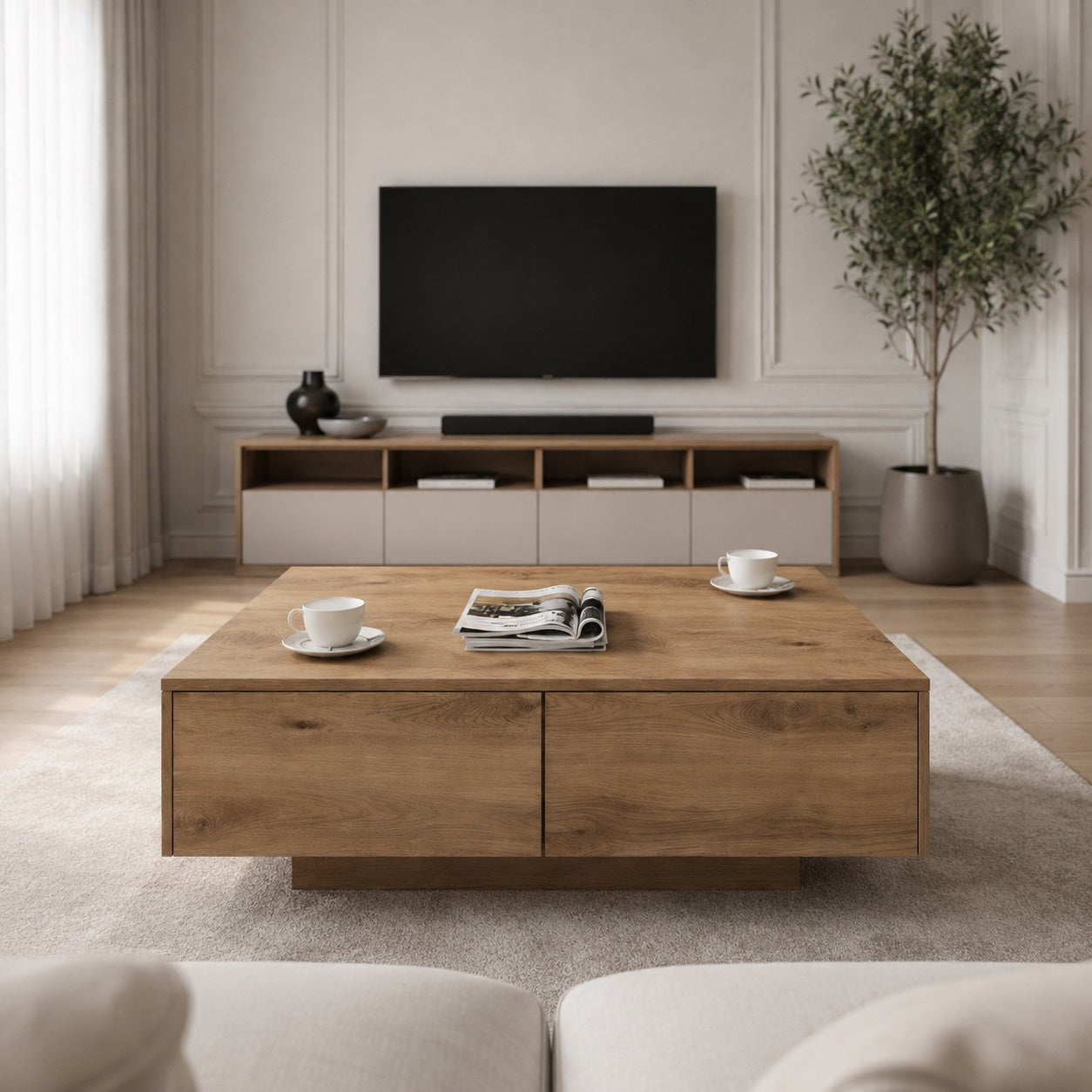 Table basse carrée en bois effet chêne dans salon moderne avec télévision murale et décoration minimaliste