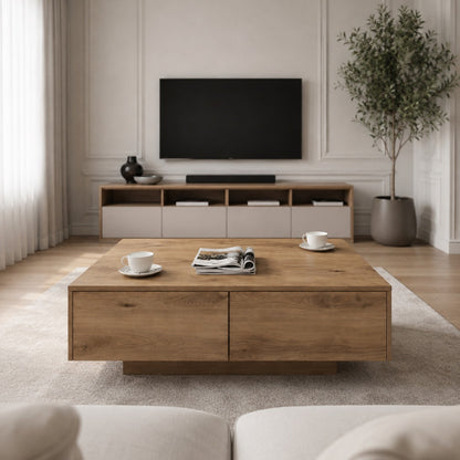 Table basse carrée en bois effet chêne dans salon moderne avec télévision murale et décoration minimaliste