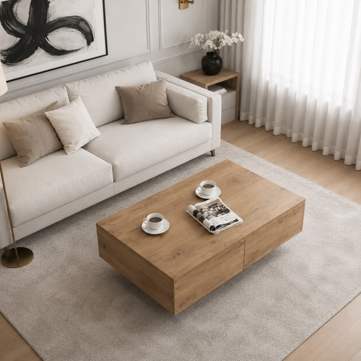 Table basse rectangulaire en bois clair devant canapé beige dans un salon lumineux au style contemporain