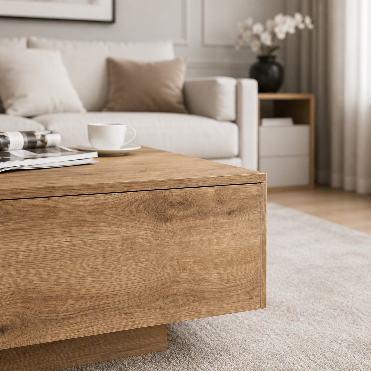 Gros plan sur table basse en bois effet chêne avec texture naturelle dans un salon beige élégant