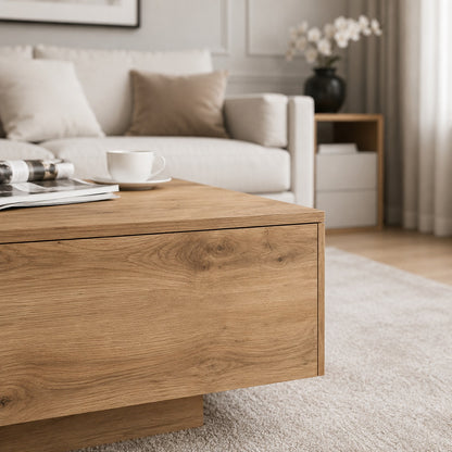Gros plan sur table basse en bois effet chêne avec texture naturelle dans un salon beige élégant