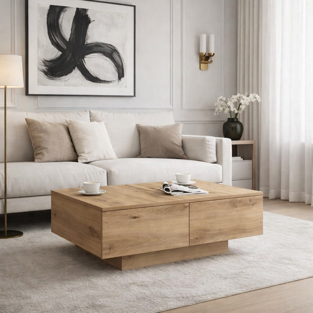 Table basse en bois dans un salon lumineux, style contemporain avec rangement discret et plateau chaleureux.