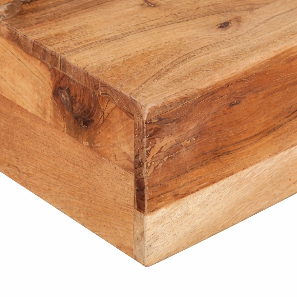 Zoom sur table basse en bois acacia, table basse design avec angles nets, bois massif et veinage naturel authentique
