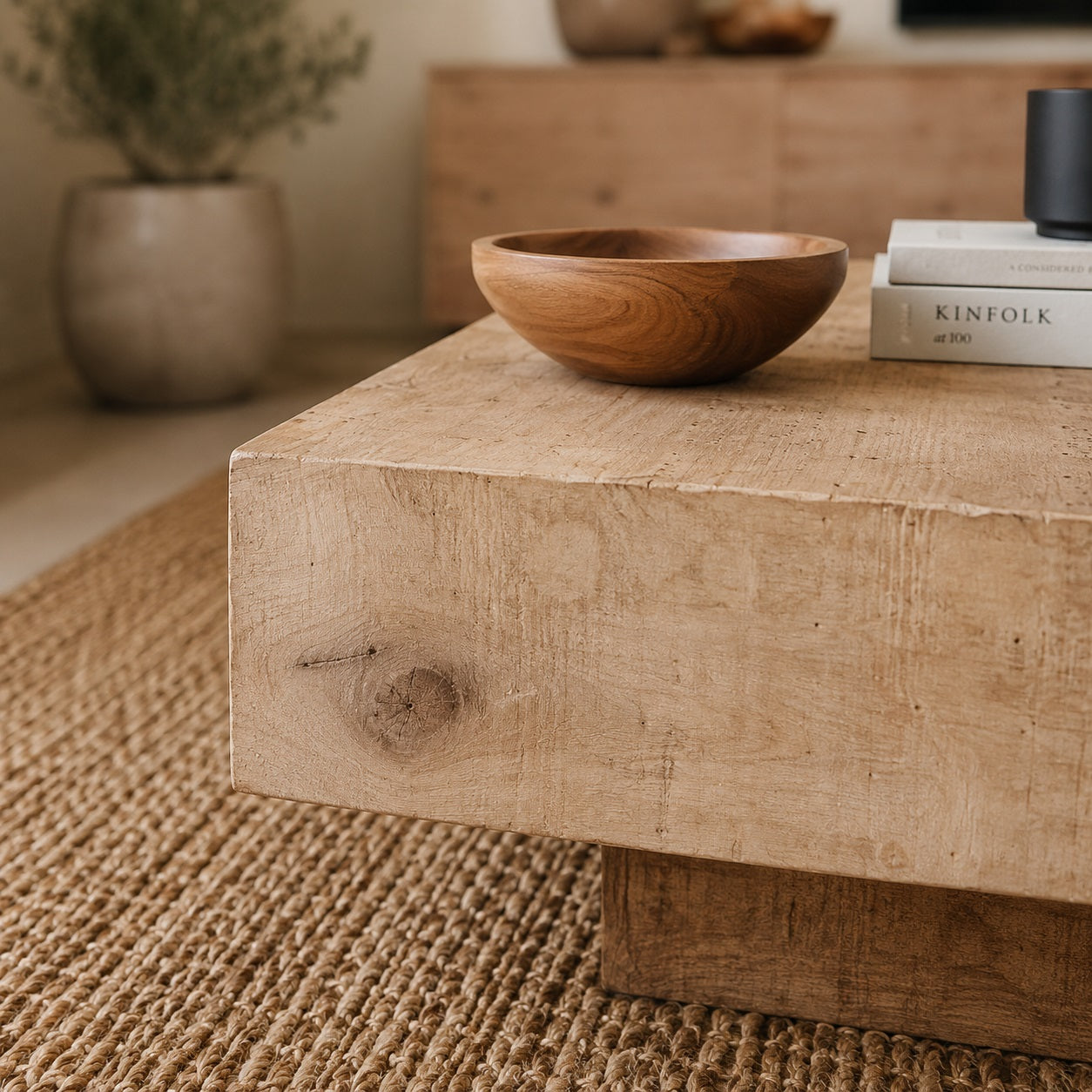 Gros plan haute définition sur table basse en bois clair, texture détaillée et arrière-plan flou élégant et chaleureux.