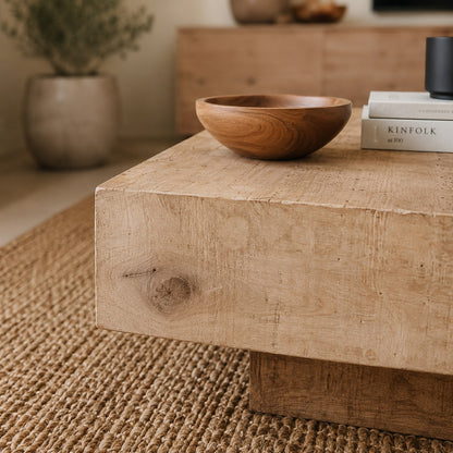 Gros plan haute définition sur table basse en bois clair, texture détaillée et arrière-plan flou élégant et chaleureux.