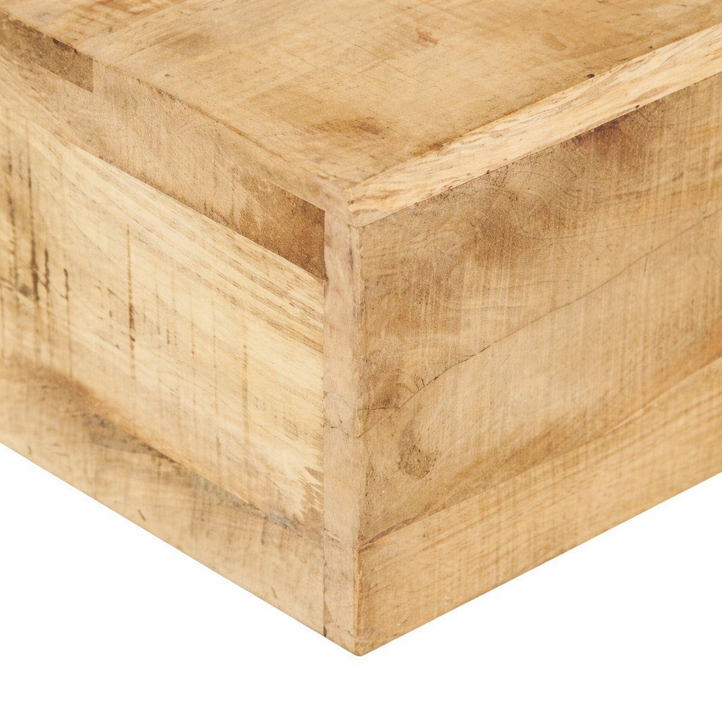 Zoom coin table basse en bois, table basse design carrée avec plateau massif et texture naturelle du bois clair