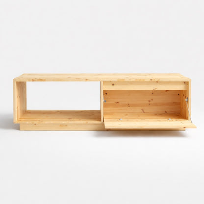 Table basse en bois Tavik vue de trois quarts, structure graphique et rangement discret pour table basse de salon moderne.