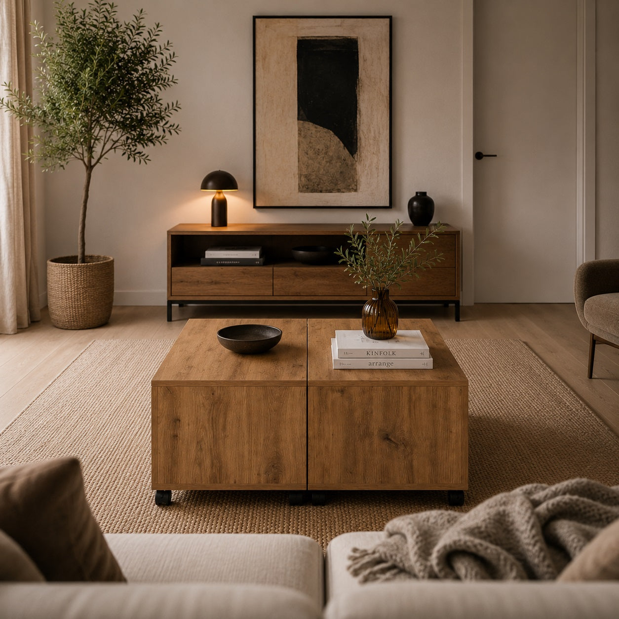 Table basse bois foncé style contemporain dans salon élégant avec meuble TV assorti et lumière tamisée