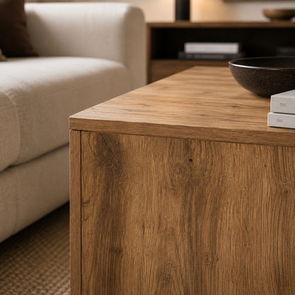 Gros plan sur table basse effet chêne avec finition bois texturée dans un salon contemporain élégant