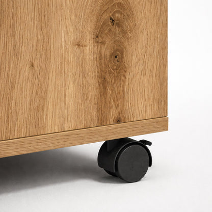 Détail de table basse en bois montrant la finition chêne et les roulettes, table basse de salon pratique.