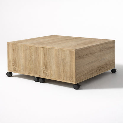 Table basse en bois finition chêne sonoma, lignes sobres et roulettes discrètes pour table basse de salon.