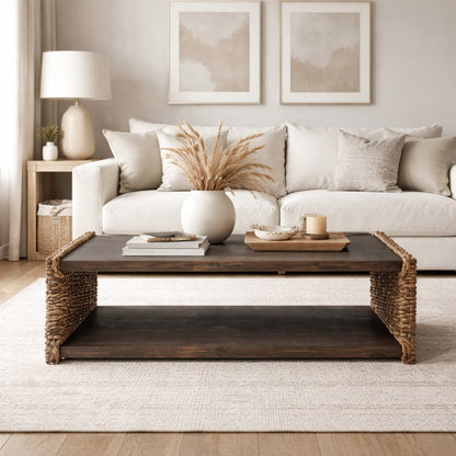 Table basse en bois au style naturel et chaleureux, intégrée dans un intérieur lumineux, parfaite table basse de salon.