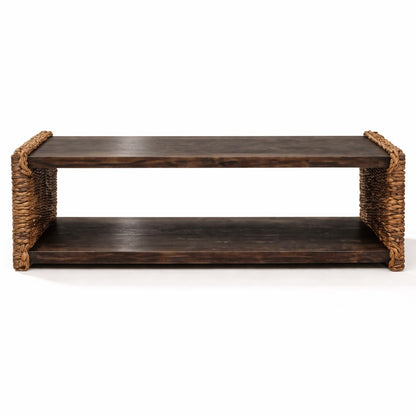 Table basse en bois rectangulaire avec double plateau et côtés tressés, meuble fonctionnel et esthétique pour salon.