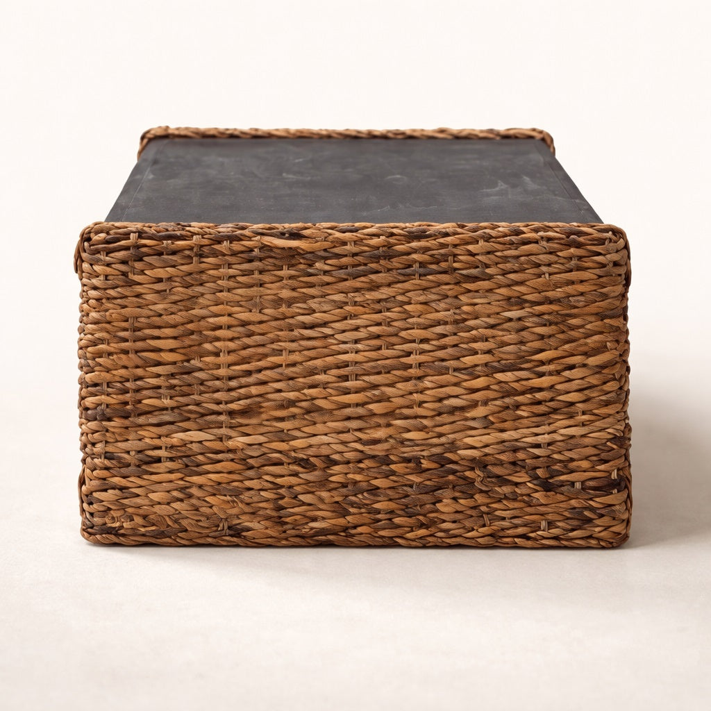 Table basse en bois avec côtés en fibres tressées, finitions soignées et look authentique pour table basse de salon.