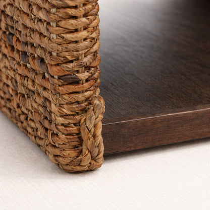 Détail de la table basse en bois montrant le tressage artisanal et le plateau foncé, table basse de salon haut de gamme.