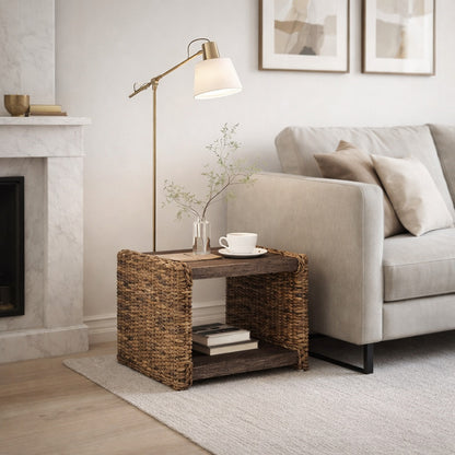 Petite table basse en bois compacte et tressée, idéale comme table basse de salon ou bout de canapé.