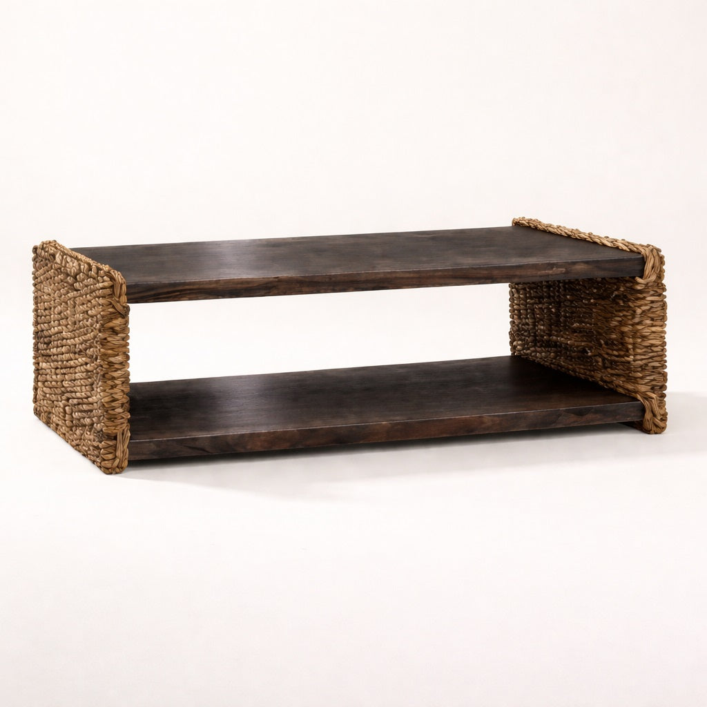 Table basse en bois avec structure tressée naturelle, design artisanal et élégant, idéale comme table basse de salon.