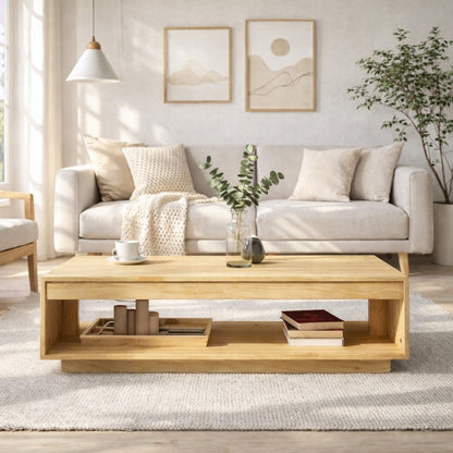 Table basse en bois Varka intégrée dans un salon lumineux, parfaite comme table basse de salon au style naturel.