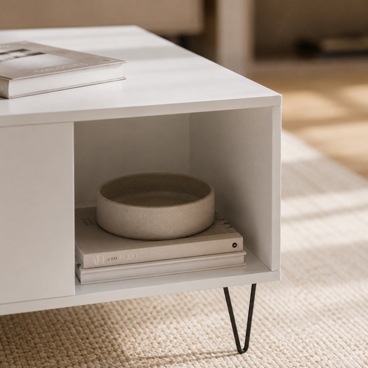 Gros plan sur la finition mate de la table basse blanche design, mettant en valeur la qualité des matériaux.