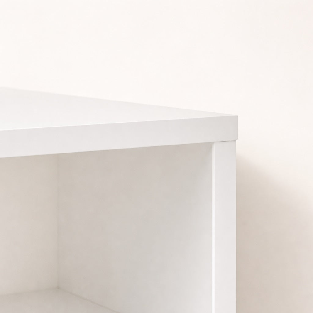 Finition soignée d’une table basse avec rangement blanche, idéale pour une table basse de salon minimaliste.