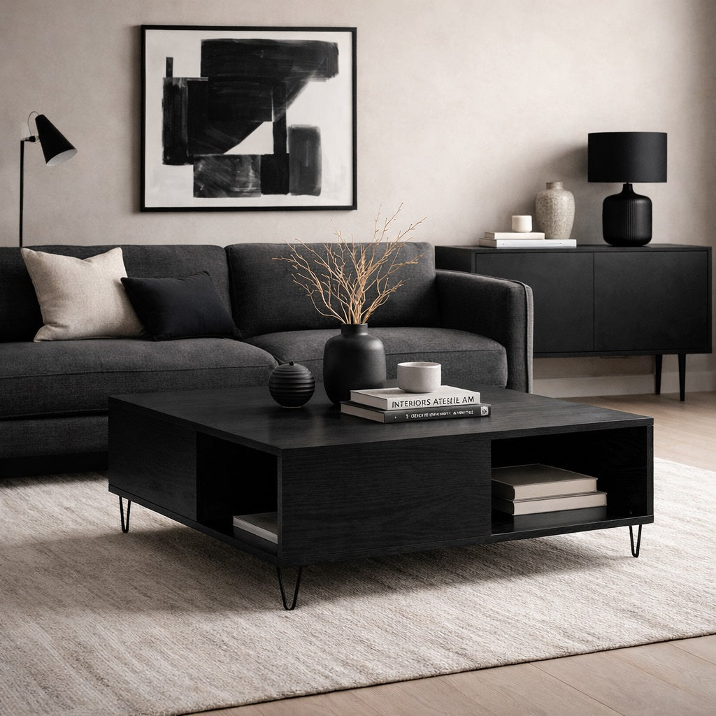 Table basse avec rangement noire, design épuré et rangements ouverts pour une table basse de salon pratique.