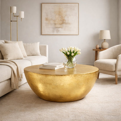 able basse ronde design en métal doré, intégrée dans un intérieur moderne et raffiné.