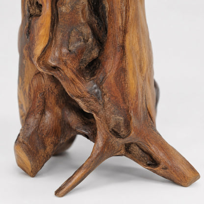 Détail du pied sculpté de la table basse en bois design Ereno en bois massif naturel artisanal