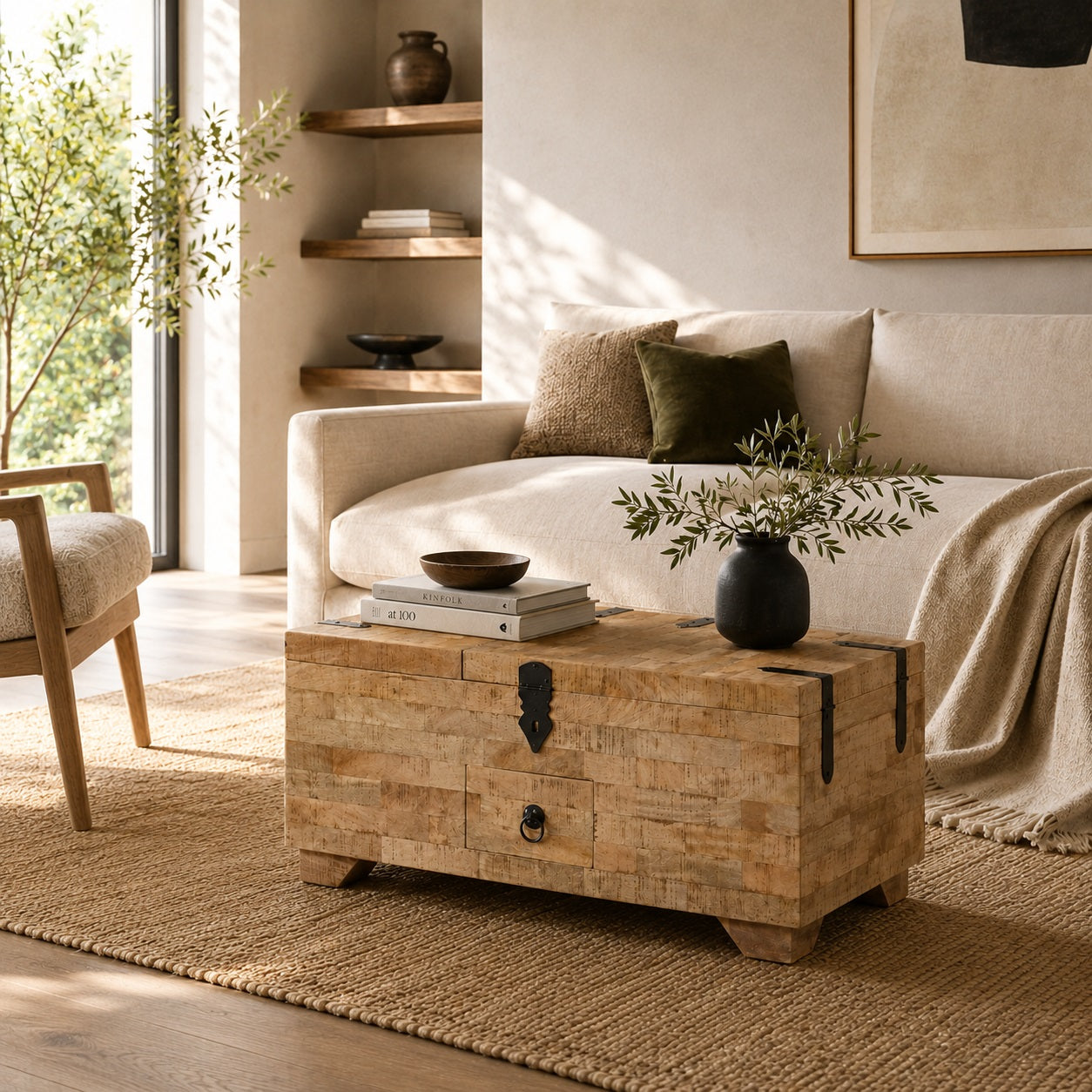 Table basse en bois coffre Kalyo dans un salon beige, idéale comme table basse de salon chaleureuse.