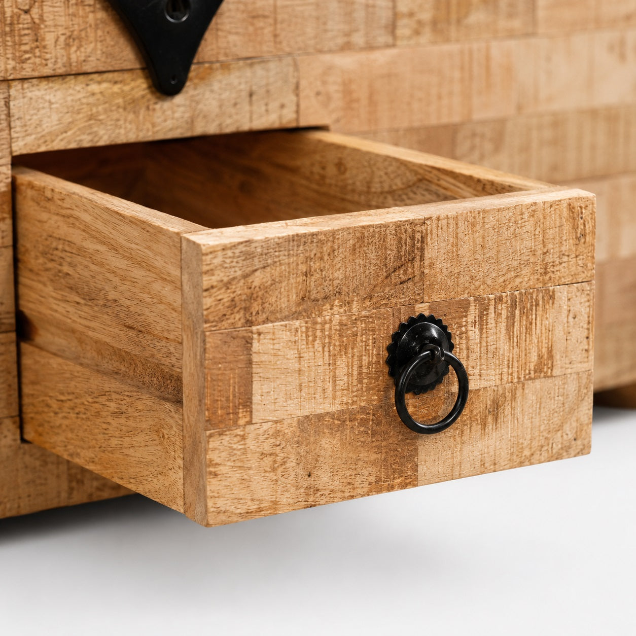 Détail du tiroir de table basse en bois Kalyo avec poignée noire, idéale pour table basse de salon rustique.