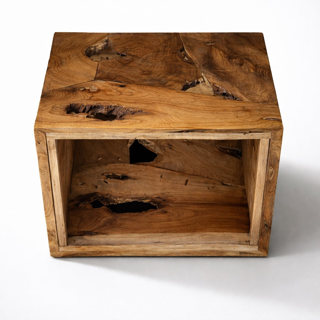 Table basse en bois de design avec niche ouverte dessous, structure massive en bois naturel au look artisanal.