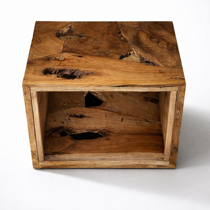Table basse en bois de design avec niche ouverte dessous, structure massive en bois naturel au look artisanal.