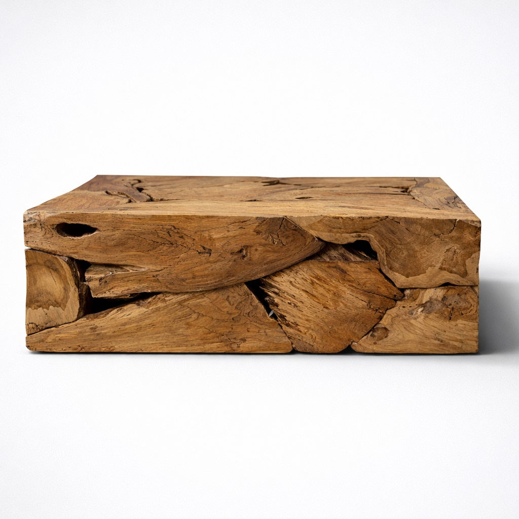Table basse en bois de design vue de face, assemblage massif en bois naturel, texture irrégulière unique.