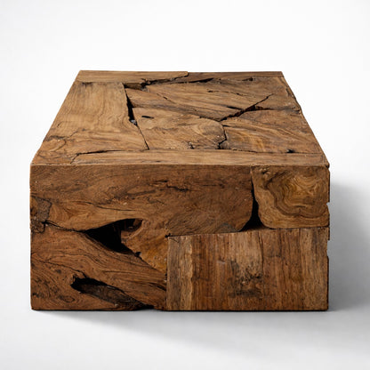 Table basse en bois de design vue latérale, reliefs et veinages marqués, look artisanal haut de gamme.