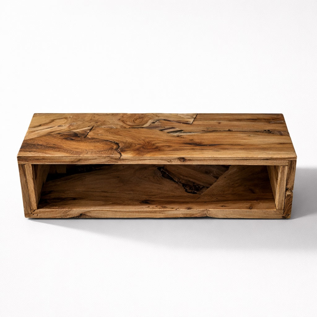 Table basse en bois de design avec niche ouverte dessous, structure massive en bois naturel, style brut.