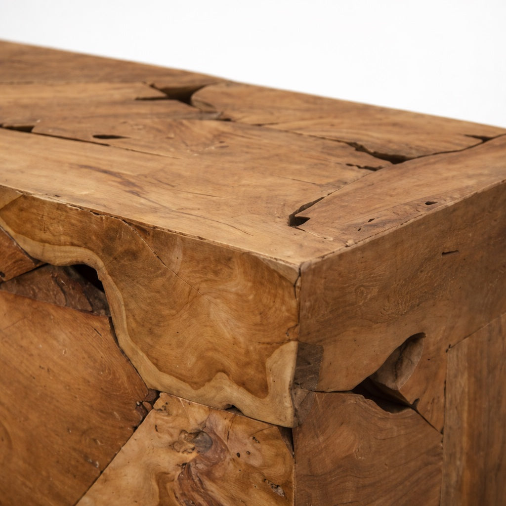 Gros plan table basse en bois de design, détails du bois brut, fissures et reliefs authentiques.