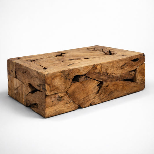 Table basse en bois de design en racine, finition brute, style sculptural naturel, vue 3/4 sur fond blanc.