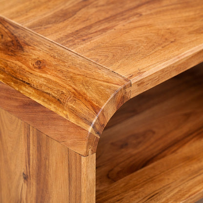 Détail table basse en bois, table basse design avec angles arrondis et finition lisse, bois naturel chaleureux