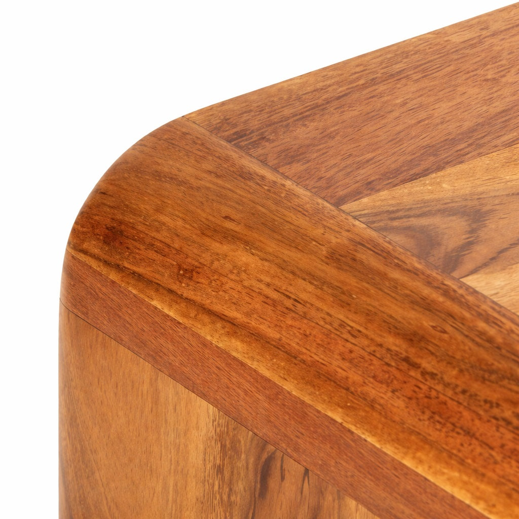 Zoom plateau table basse en bois, table basse design avec bord arrondi et veinage naturel, finition haut de gamme