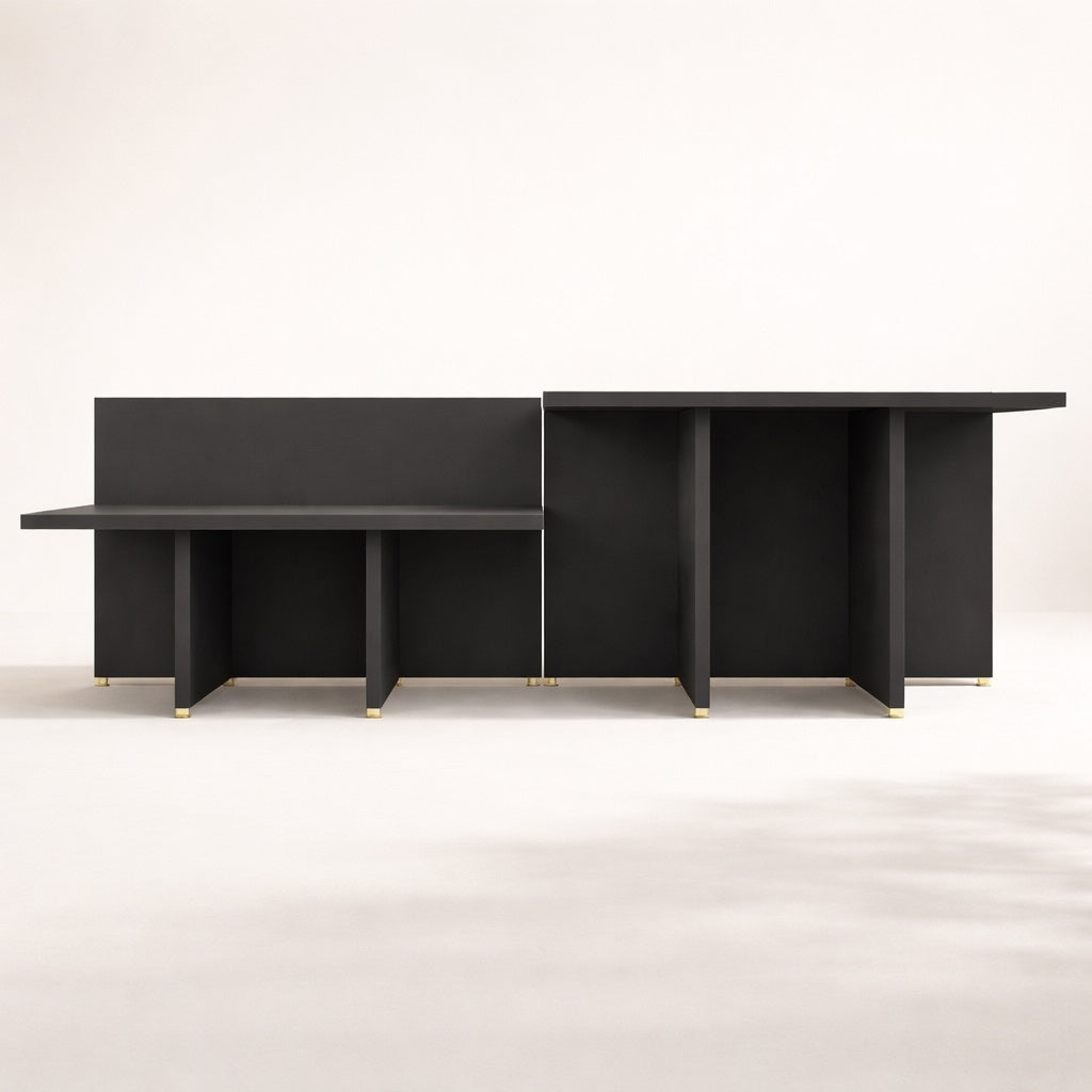 Table basse design noire vue arrière, structure en plateaux décalés et lignes minimalistes, look contemporain.