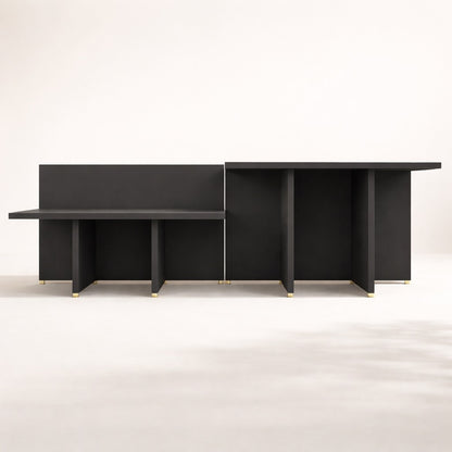 Table basse design noire vue arrière, structure en plateaux décalés et lignes minimalistes, look contemporain.