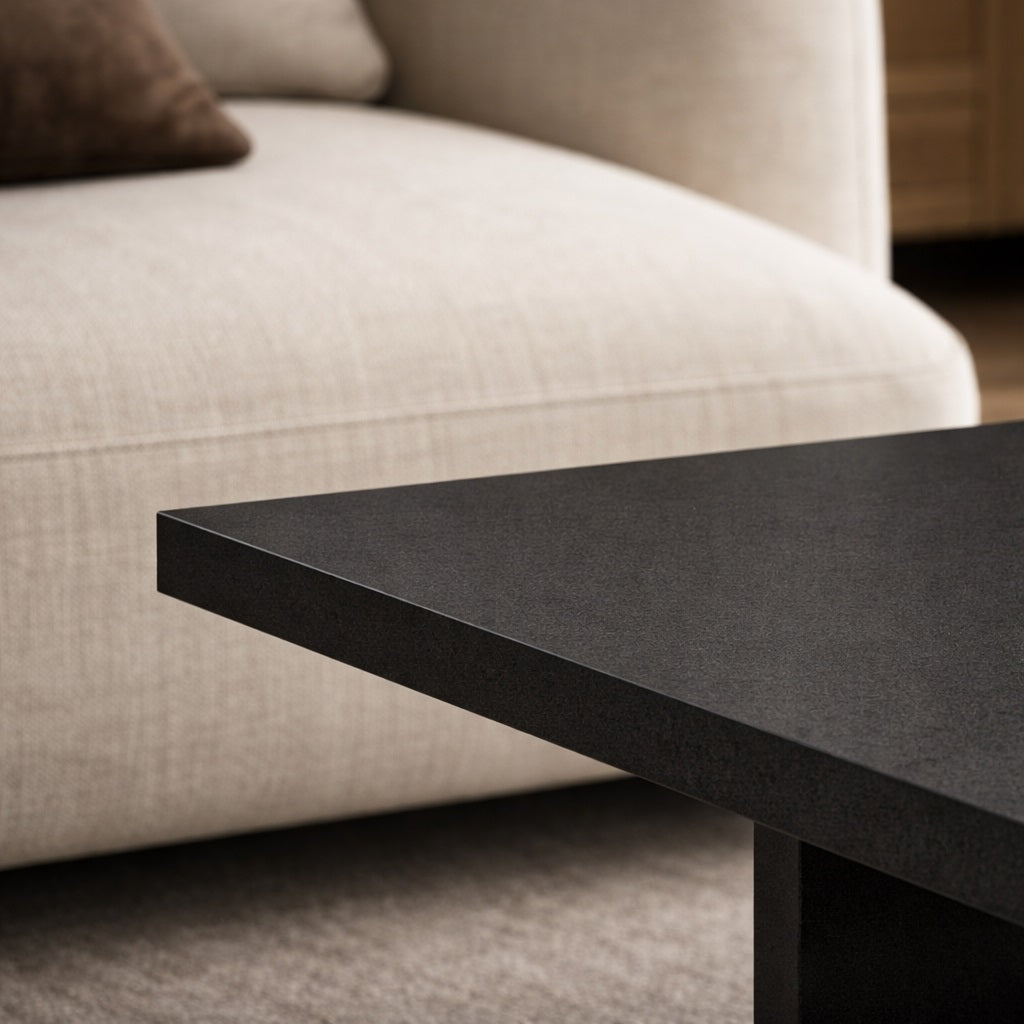 Détail plateau table basse design noire, finition mate et angles nets, rendu moderne et élégant.