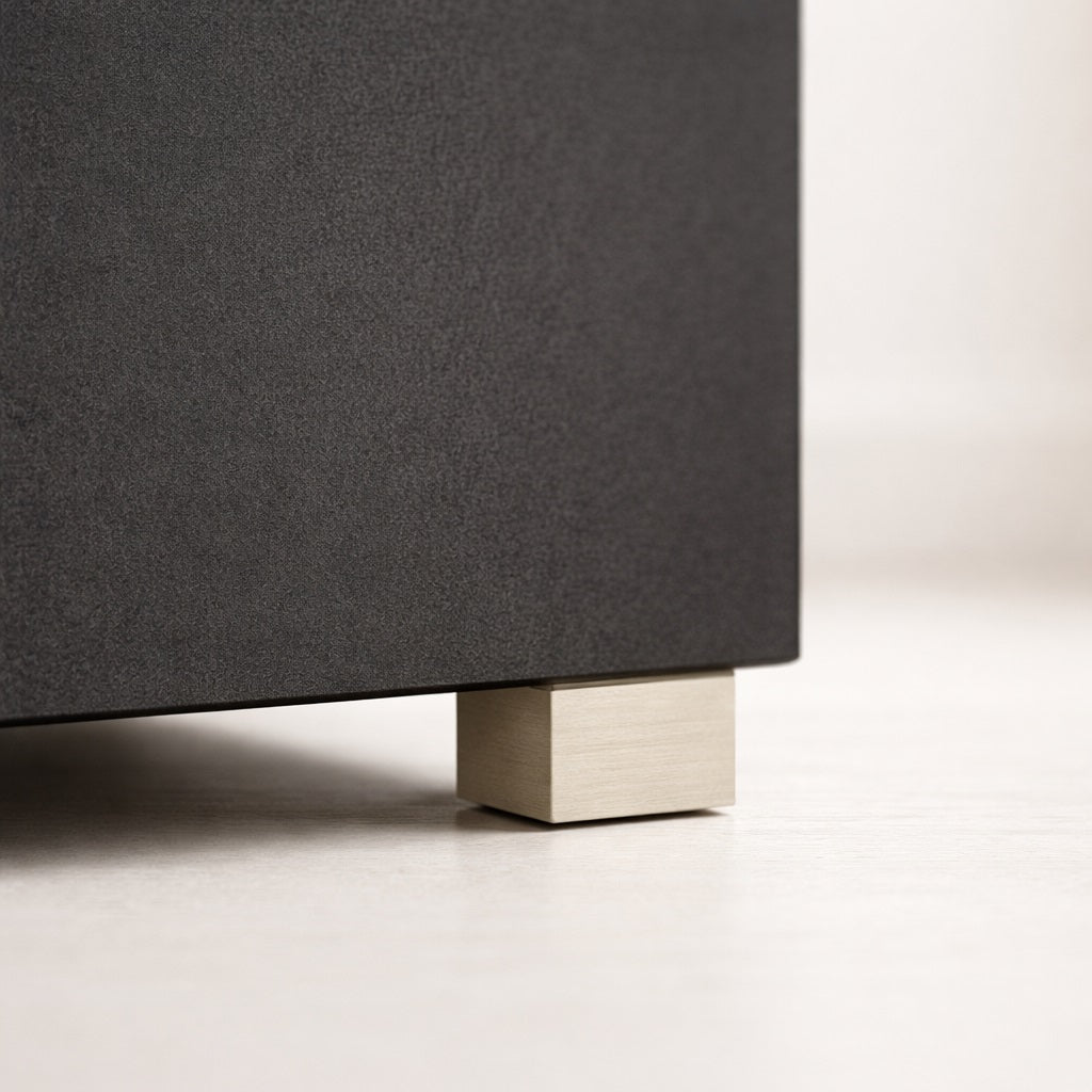 Zoom table basse design noire, pied discret et finition mate, détails soignés pour un style contemporain.